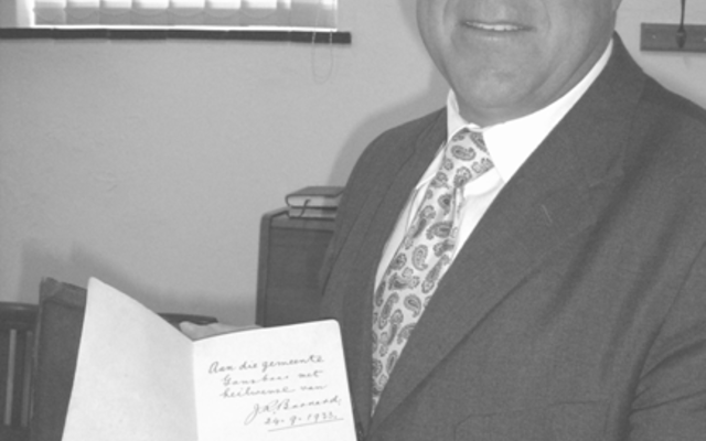 Ds.Dirk van Dyk met 1933 Bybel